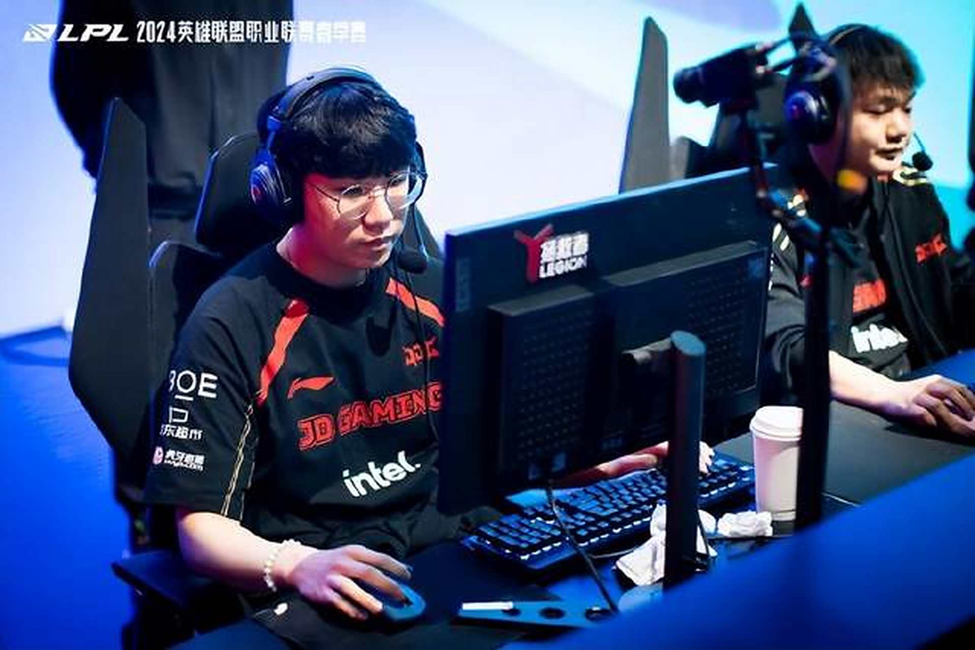 IG血洗FLY,Inspired操刀奇招英雄翻盘强强对话2025世界赛,让粉丝疯狂欢呼 IG血洗FLY,Inspired操刀奇招英雄翻盘强强对话2025世界赛,让粉丝疯狂欢呼