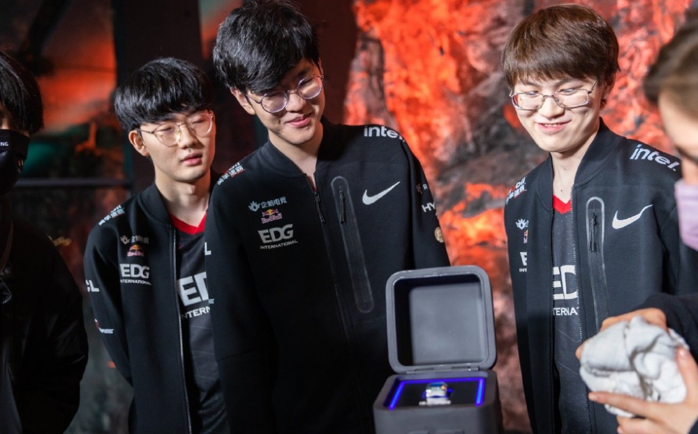 FLY险胜SHR，Meiko关键团战开团秒人激烈交锋四强赛，点燃全场激情